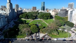 Sin gente. Pese a ser día feriado y soleado, casi nadie fue al acto en el que habló Milei | Captura Cadena Nacional