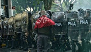 Jubilado que asistió a Jonathan y le dio su bandera para que se proteja tras ser baleado en el ojo | Foto de Jonathan Navarro