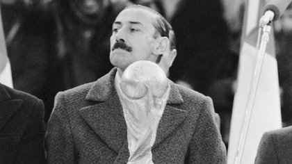 Jorge Rafael Videla junto a la Copa del Mundo Jorge Rafael Videla junto a la Copa del Mundo