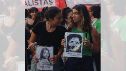 Violeta Contrisciani junto a Valentina Busi, familiar de Liliana Galletti Busi, desaparecida en 1977.